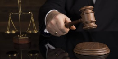 Sayın Yargıç, tokmak çarpıcı bir mahkemede erkek yargıç