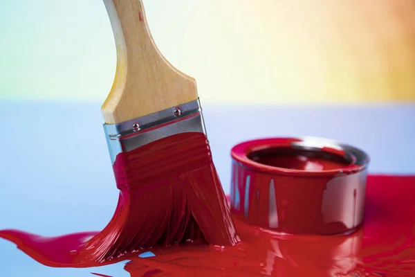 Metallburkar med färg färg och pensel — Stockfoto