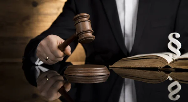 Rechter, mannelijke rechter in een rechtszaal opvallend van de hamer — Stockfoto