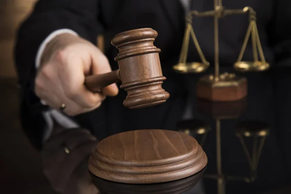 Juez, juez masculino en un tribunal golpeando el mazo — Foto de Stock