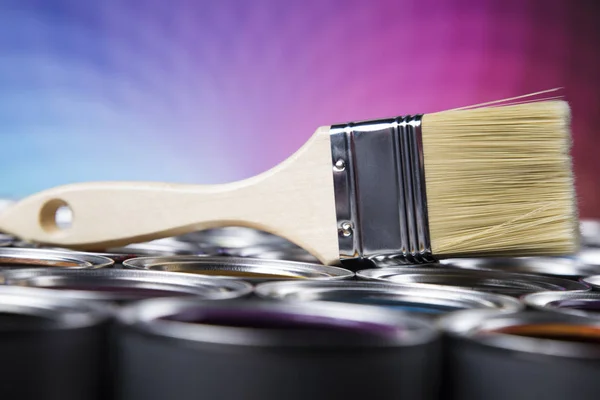 Latas de lata com tinta e pincéis — Fotografia de Stock
