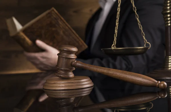 Judge, male judge in a courtroom striking the gavel — Stock Photo, Image