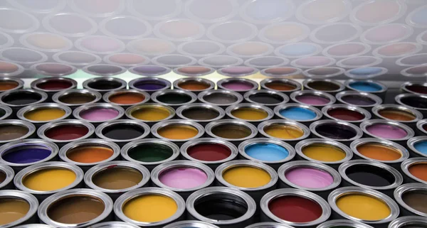 Группа металлических жестяных банок с цветной краской — стоковое фото