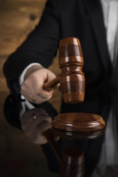 Juez, juez masculino en un tribunal golpeando el mazo — Foto de Stock