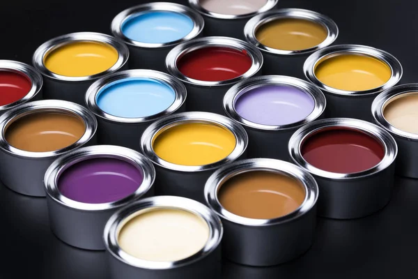 Grupo de latas de metal estanho com tinta colorida — Fotografia de Stock