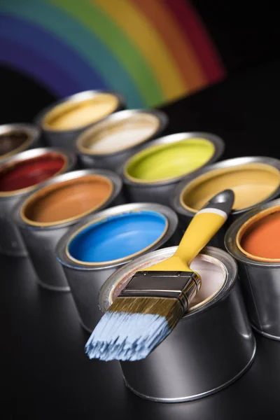 Latas de metal com tinta a cores e pincel — Fotografia de Stock