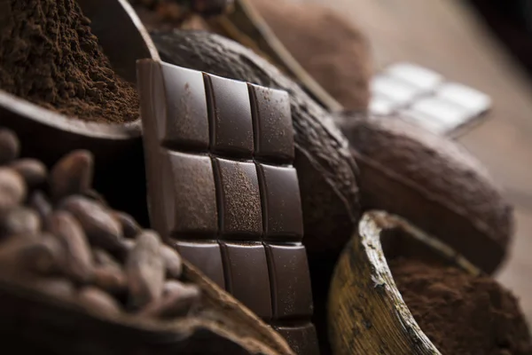 Haricots de cacao et chocolat sur papier naturel — Photo