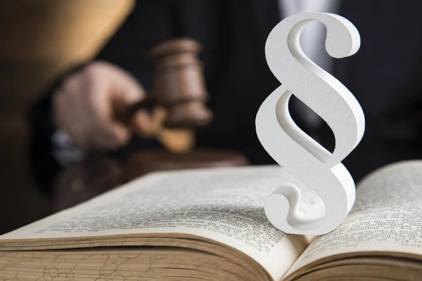 Hof hamer, Recht thema, hamer van justitie, Paragraaf — Stockfoto