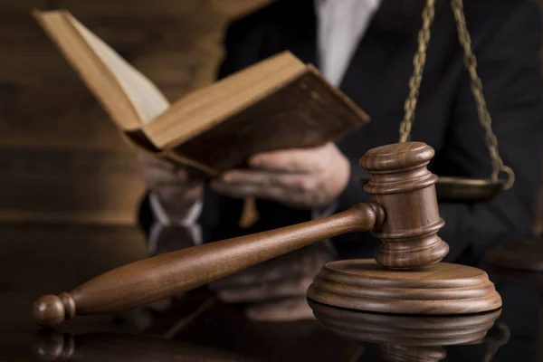 Domare, manliga domare i en rättssal slående ordförandeklubban — Stockfoto