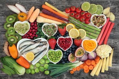 Taze balık, sebze ve meyve kalbinde sağlıklı süper gıda kavramı şeklinde yemekleri ve rustik arka plan üzerinde gevşek, en iyi görünüm. Sağlık Gıda omega 3, antioksidanlar, Antosiyaninler, mineral, vitamin ve lif yüksek.