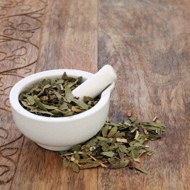 Sinameki yaprağı, rezene, yaşlı ile alternatif bitkisel tıp ve limon çiçekleri beyaz arka plan üzerinde kullanılan müshil ve kabızlık bitki karışımı.