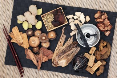 Çin alternatif tıp otlar, Akupunktur iğneleri ve moxibustion tedavisinde kullanılan moxa sopa ile. Üstten görünüm.