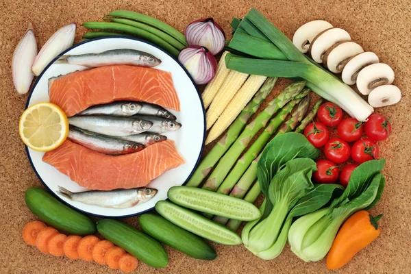 Comida Saludable Para Fitness Con Pescado Fresco Verduras Sobre Fondo — Foto de Stock