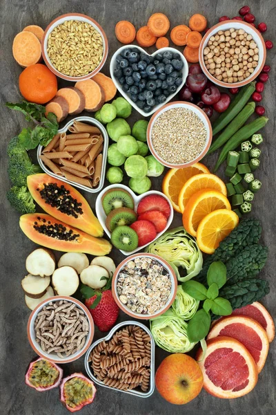 全粒小麦パスタ 新鮮な果物 大理石背景トップ ビューで野菜高繊維健康食品のコンセプト オメガ 抗酸化物質 スマート炭水化物の高い食品 — ストック写真