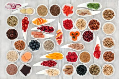 Sağlık gıda ile balık, sebze, meyve, fındık, tohum, bakliyat, baharat ve şifalı bitkiler sağlıklı bir kalp için. Superfood kavramı. Yüksek omega 3 yağ asidi, akıllı carbhydrates, antioksidanlar, mineraller ve vitaminler.