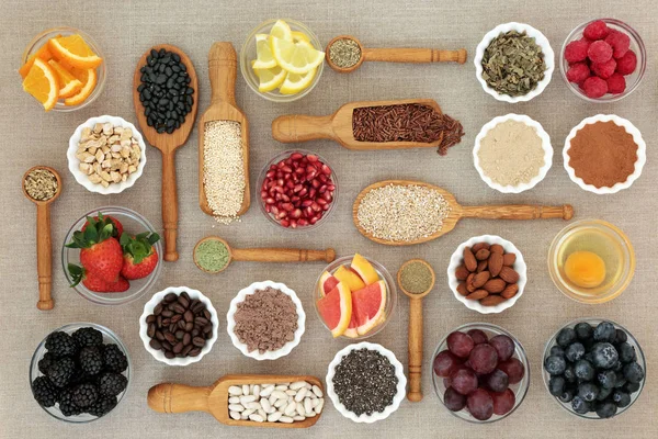 健康食品ダイエット コンセプト栄養パウダー サプリメント フルーツ パルス ナット 穀物と穀物の食欲抑制剤として使用されるハーブを含みます オメガ 抗酸化物質 繊維とビタミンの高いスーパー食品 — ストック写真