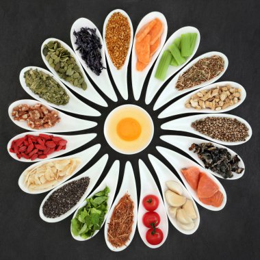 Beyin gücü ve Çin yemekleri arduvaz arka plan üzerinde bellek için yiyecek. Süper gıdalar mineraller, vitaminler, antioksidanlar, omega 3 yağ asitleri ve antosiyanin yüksek. Üstten görünüm.
