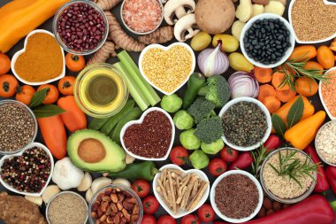 İyi bir sağlık ve fitness kavramı ile meyve, sebze, bakliyat, hububat, otlar, baharatlar, fındık, tohum, zeytin yağı ve Himalaya tuz gıda. Yüksek antioksidan, akıllı karbonhidrat ve Antosiyaninler.  