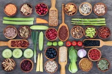 Fitness kavramı baklagiller, taze sebze ve meyve, tohum, hububat ürünleri, tahıllar, şifalı otlar ve baharatlar ile sağlıklı süper gıda. Yüksek omega 3 yağ asitleri, antioksidanlar, Antosiyaninler, mineraller, vitaminler ve diyet lifi.
