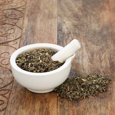 İştahsızlık, hazımsızlık ve aynı zamanda birçok diğer sağlık yararları vardır kansızlık tedavisi için alternatif bitkisel tıp alanında kullanılan pelin yaprak ot. Ruh pelin bir madde. Artemesia otu.