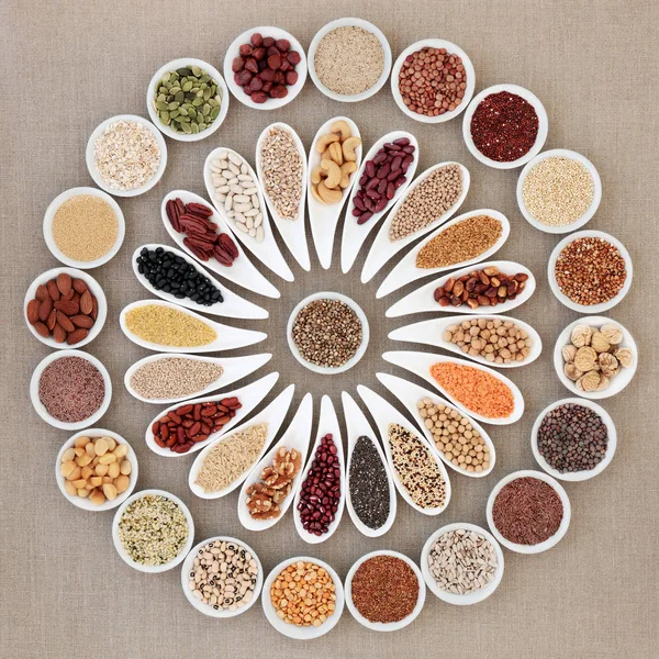 ビーガン高たんぱくは ナッツ パスタ 穀物で健康食品コレクションを乾燥させます 抗酸化物質 アントシアニン ビタミンやミネラルの高 ヘッセンの背景に平面図 — ストック写真
