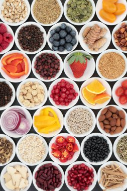 Meyve, sebze, tohumu, fındık gibi sağlıklı kalp kavramı, tahıllar, hububat, bakliyat, otlar ve baharatlar da Çin ve Ayurvedik bitkisel tıp alanında kullanılan süper gıda. Üstten görünüm.