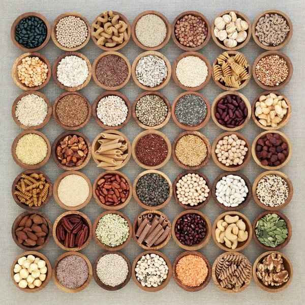 ビーガン高たんぱくは ナッツ 全粒小麦のパスタ 穀物や穀物で健康食品コレクションを乾燥させます 抗酸化物質 アントシアニン ビタミンやミネラルの高 ヘッセンの背景に平面図 — ストック写真