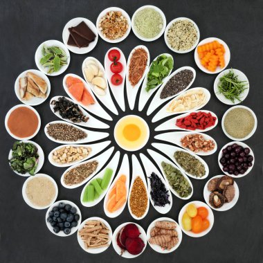 Sağlık Gıda porselen yemeklerinde arduvaz arka plan üzerinde beyin gücü artırmak için. Süper gıda kavramı omega 3 yağ asitleri, antioksidanlar, vitaminler, mineraller ve Antosiyaninler yüksek. Üstten görünüm 