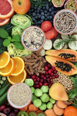 Yüksek lif sağlık gıda konseptiyle tahıllar, kepekli makarna, meyve, sebze, baklagiller ve tahıllar. Akıllı karbonhidrat, antioksidanlar, anthocynins ve vitamin yüksek gıdalar. Üstten görünüm.