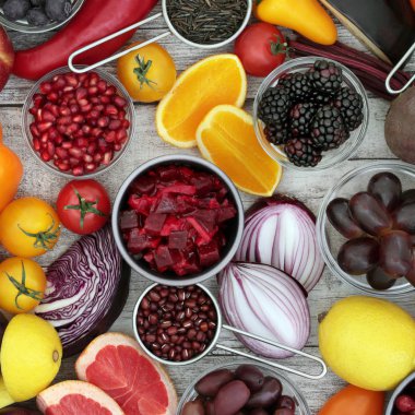 Sağlıklı gıda arka plan kavramı ile meyve ve sebze, bakliyat ve tahıl. Yüksek antioksidan, Antosiyaninler ve vitaminler rustik ahşap zemin üzerinde. Üstten görünüm.