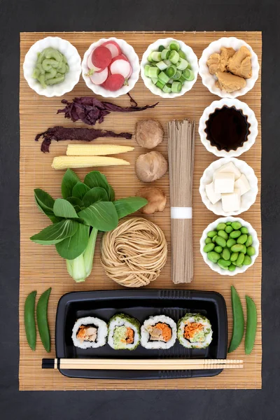 Alimento Saludable Macrobiótico Japonés Con Sushi Pasta Wasabi Tofu Verduras — Foto de Stock