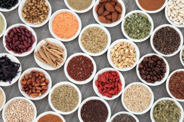 Kurutulmuş diyet sağlık gıda ile tahıl, tahıllar, baklagiller, besin takviyesi tozlar, meyve, tohum, fındık ve otlar iştah kullanılır. Omega 3, antioksidanlar, lif ve vitamin yüksek gıdalar. Üstten görünüm.