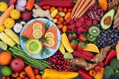 Taze balık, meyve, sebze, otlar, fındık ve zeytin yağı ile iyi kalp sağlığı için yiyecek. Omega 3 yağ asitleri, lif, antioksidanlar, vitaminler ve Antosiyaninler yüksek gıdalar ile superfood kavramı. Üstten görünüm.