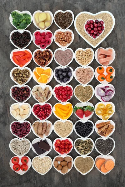 超级食品的健康心脏概念与健康食品的鱼 谷物与草药和香料用于替代草药 Omerga 的食物 抗氧化剂 花青素和维他命 — 图库照片