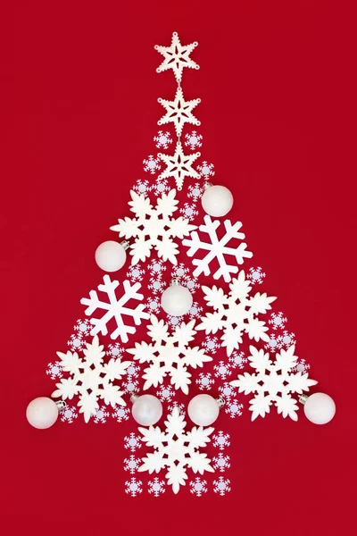 Abstract Kerstboom Met Witte Sneeuwvlok Ronde Bauble Decoraties Rode Achtergrond — Stockfoto