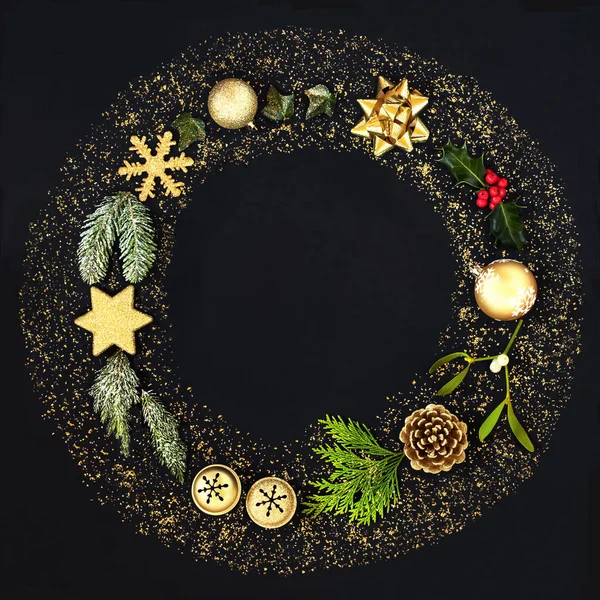 Ghirlanda Natalizia Con Brillantini Oro Decorazioni Gingillo Flora Invernale Sfondo — Foto Stock