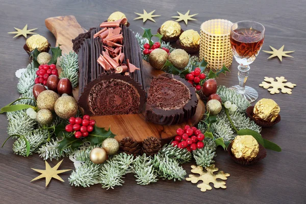 Schokolade Yule Log Weihnachtskuchen Mit Sherry Winterflora Pralinen Folie Und — Stockfoto