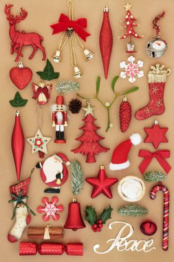 Gümüş barış işareti, süs eşyaları ve sembollerle sarma kağıdı arka plan üzerinde kış flora ile Noel eski moda retro ağaç süsleri. Üstten görünüm.