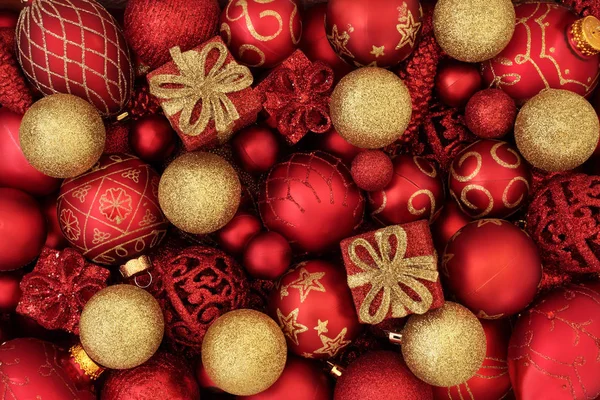 Κόκκινα Και Χρυσά Χριστούγεννα Μπιχλιμπίδι Διακόσμηση Σχηματίζοντας Ένα Αφηρημένο Φόντο — Φωτογραφία Αρχείου