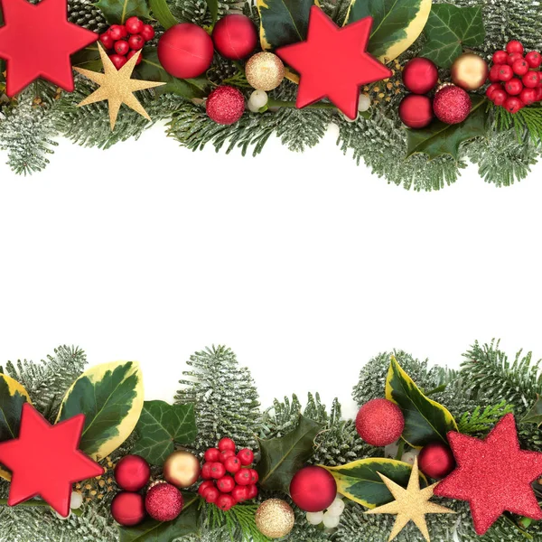 赤と金の星とボールの安物の宝石装飾 ヒイラギ ヤドリギ アイビーは 白い背景で隔離のクリスマス背景境界線 お祭りのテーマ — ストック写真