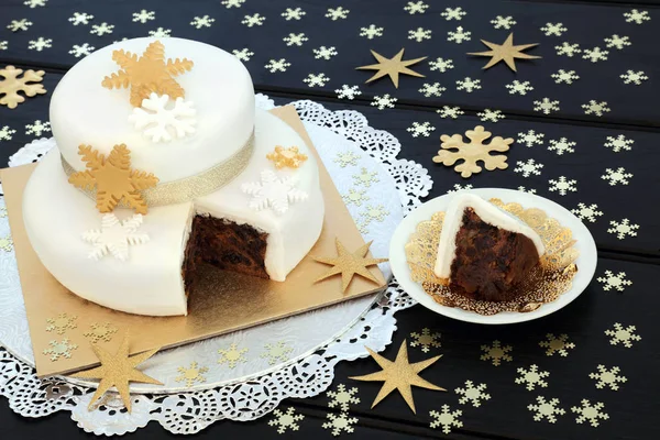 Pastel Navidad Con Dos Capas Hielo Estratificado Rebanada Plato Con —  Fotos de Stock