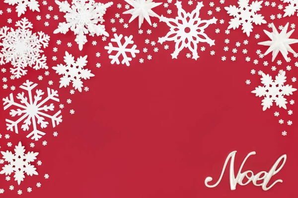圣诞诺埃尔标志和白色雪花装饰红色背景 节日传统圣诞贺卡 — 图库照片