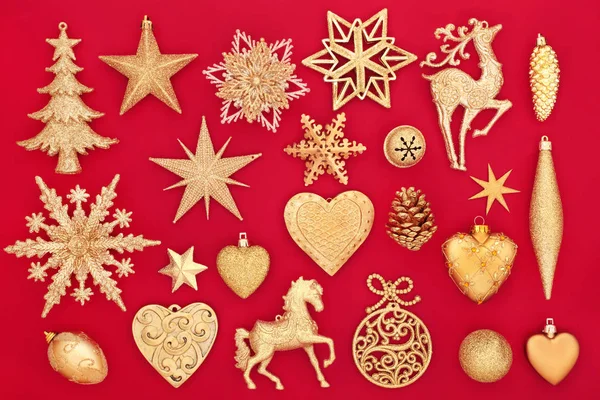 Luxo Ouro Natal Bauble Decorações Fundo Vermelho Cartão Festivo Tradicional — Fotografia de Stock