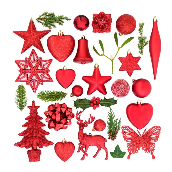 Julpynt Röd Julgranskula Träd Och Prydnadsföremål Med Vintern Flora Vit — Stockfoto