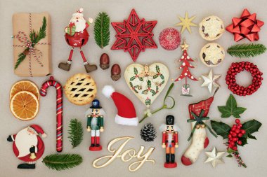 Noel sevinç işareti retro önemsiz şey süslemeleri, kış flora ve benekli krem zemin üzerine festival sezonu geleneksel semboller ile. Üstten görünüm.