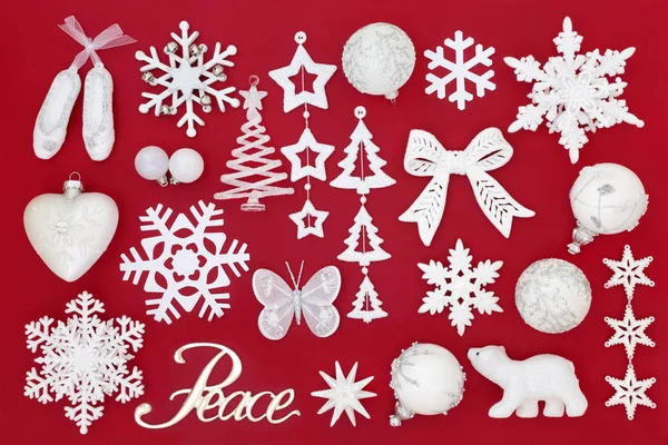 Χριστούγεννα Σημάδι Ειρήνης Λευκές Και Ασημί Μπιχλιμπίδι Διακόσμηση Κόκκινο Φόντο — Φωτογραφία Αρχείου