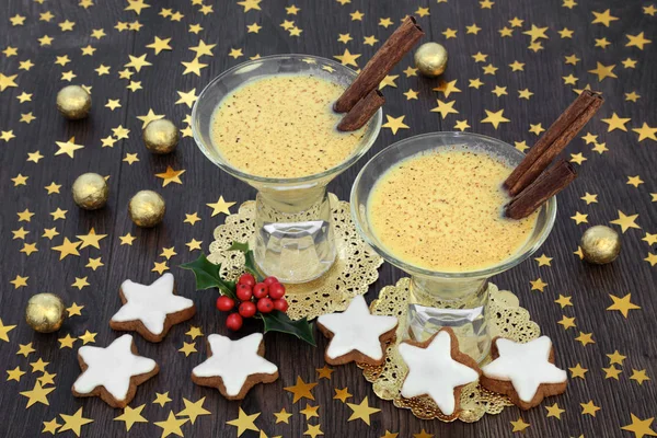 Παραδοσιακά Χριστουγεννιάτικα Και Χειμώνα Eggnog Ποτό Για Δύο Μελόψωμο Cookies — Φωτογραφία Αρχείου