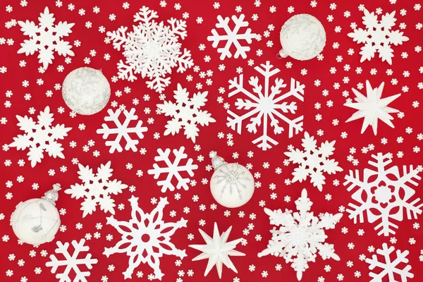 Floco Neve Natal Bauble Decorações Formando Fundo Abstrato Vermelho Cartão — Fotografia de Stock