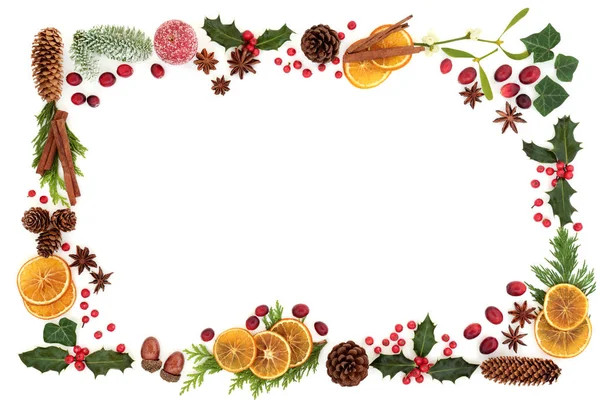 传统的圣诞节和冬季的植物和食物与松散的浆果形成一个抽象的背景边界白色 节日礼物标签或贺卡 — 图库照片