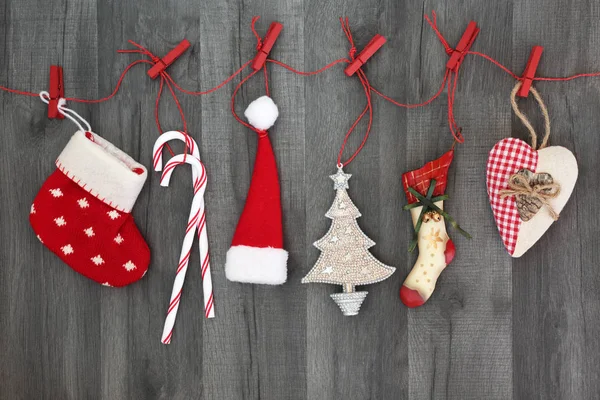 クリスマス ツリー安ピカ装飾や装飾品の素朴な木製の背景にペグを糸に掛かっています ホリデー シーズンのお祝いクリスマス カード — ストック写真